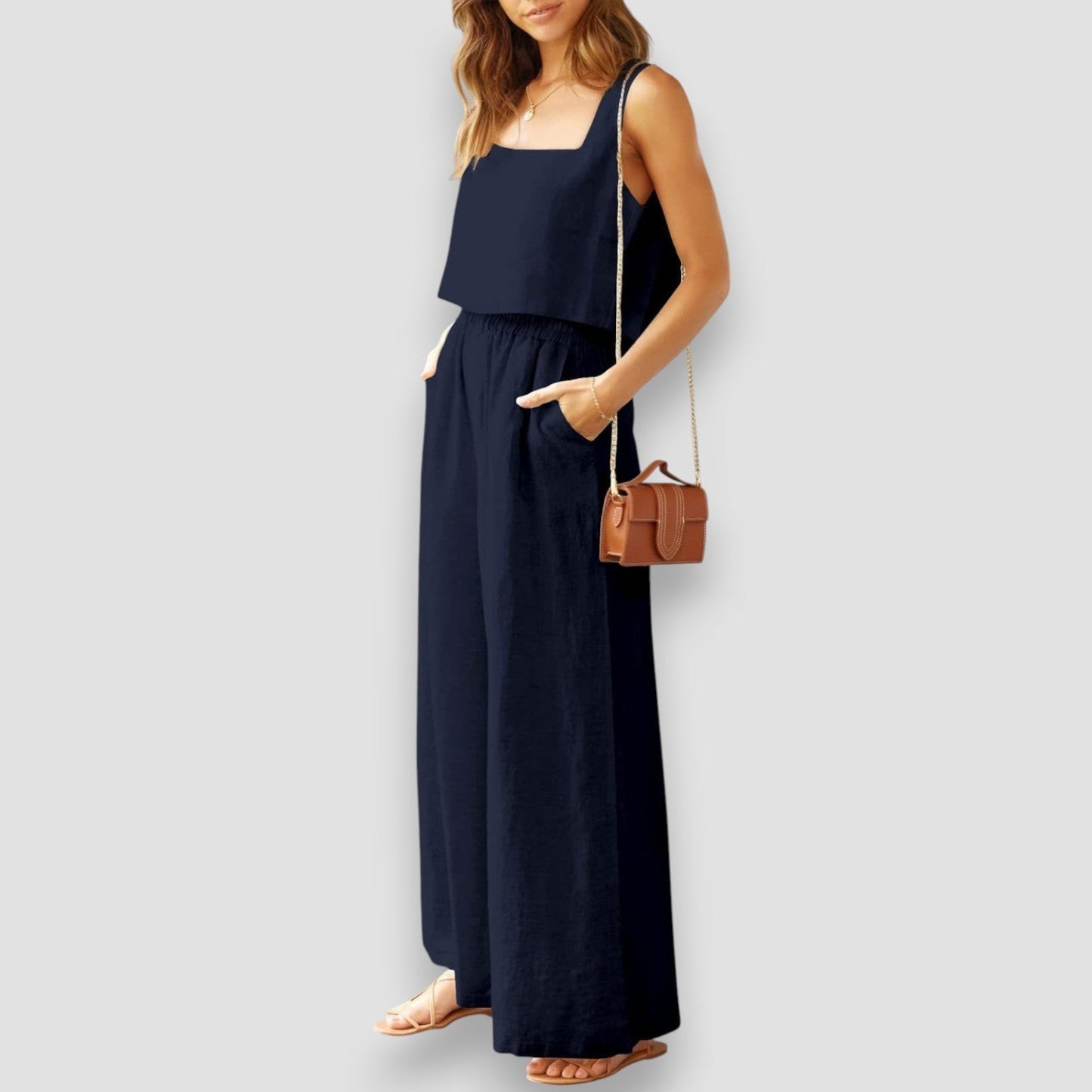 Mono de tirantes con pantalón amplio