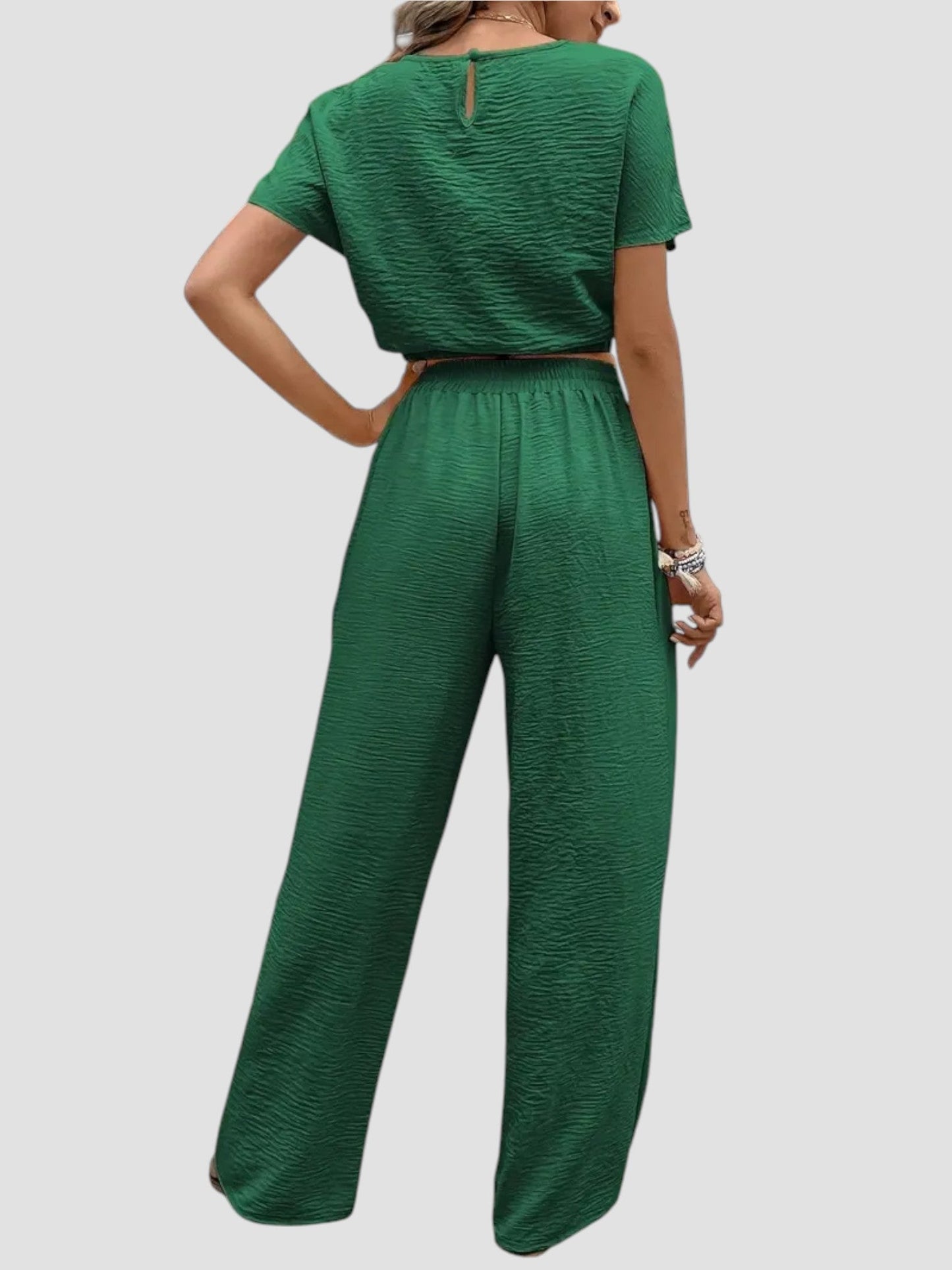 Conjunto con top fluido y pantalón amplio