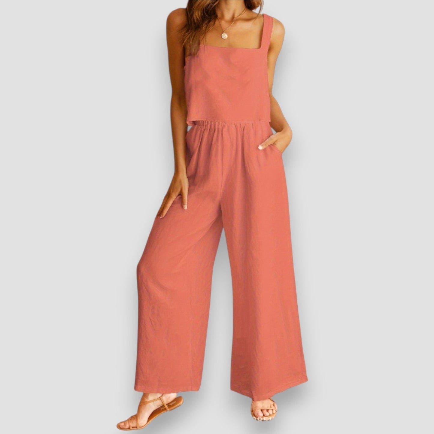 Mono de tirantes con pantalón amplio
