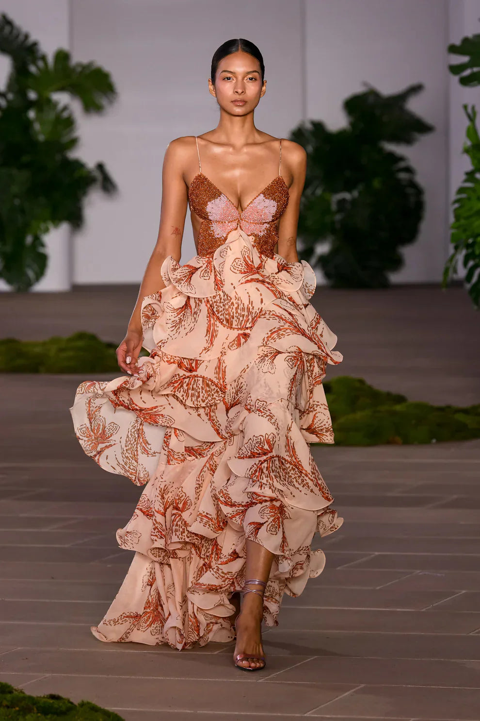 Nahia | Vestido largo con volantes y escote halter estampado