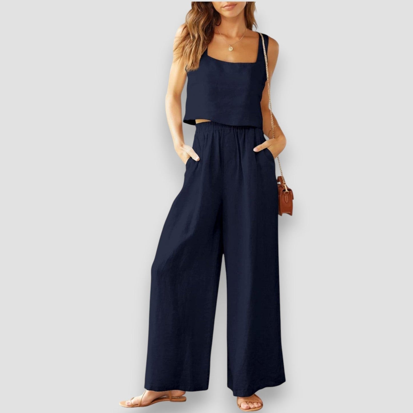 Mono de tirantes con pantalón amplio