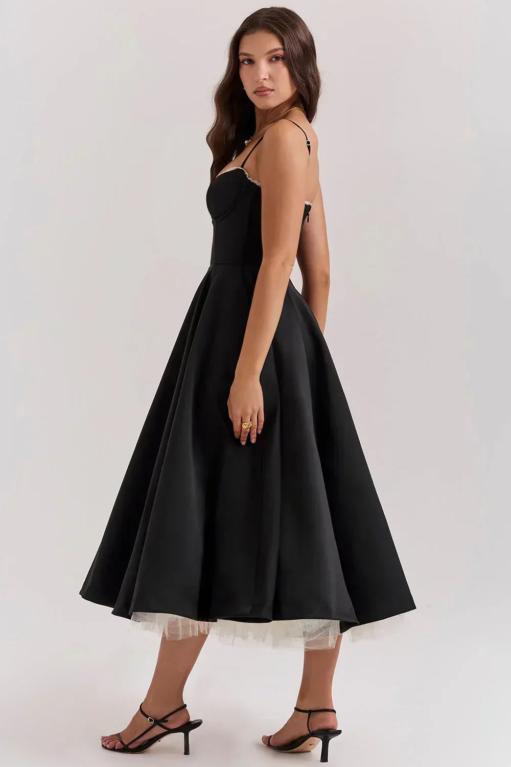 Arielle | Vestido midi sin tirantes con falda amplia