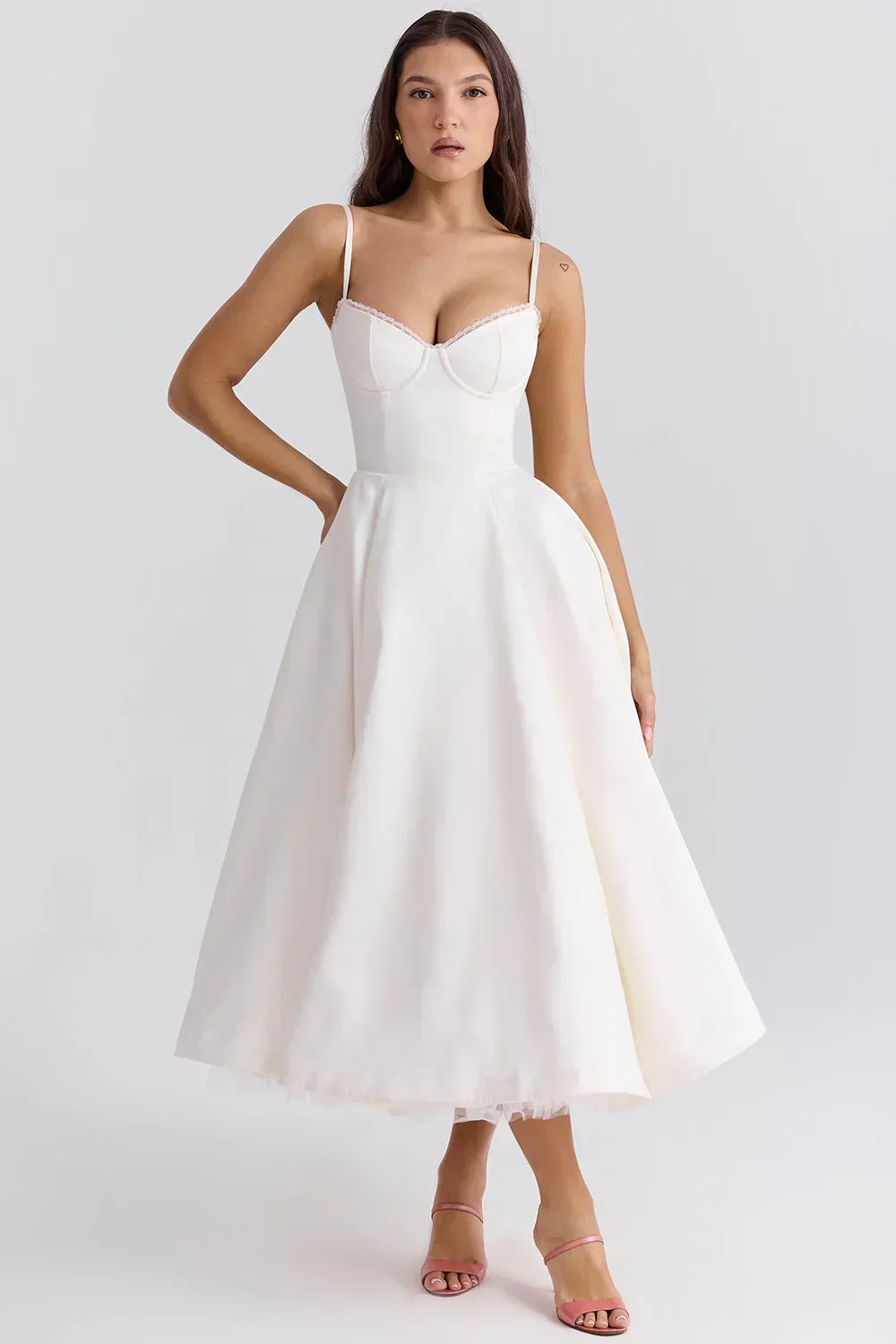 Arielle | Vestido midi sin tirantes con falda amplia