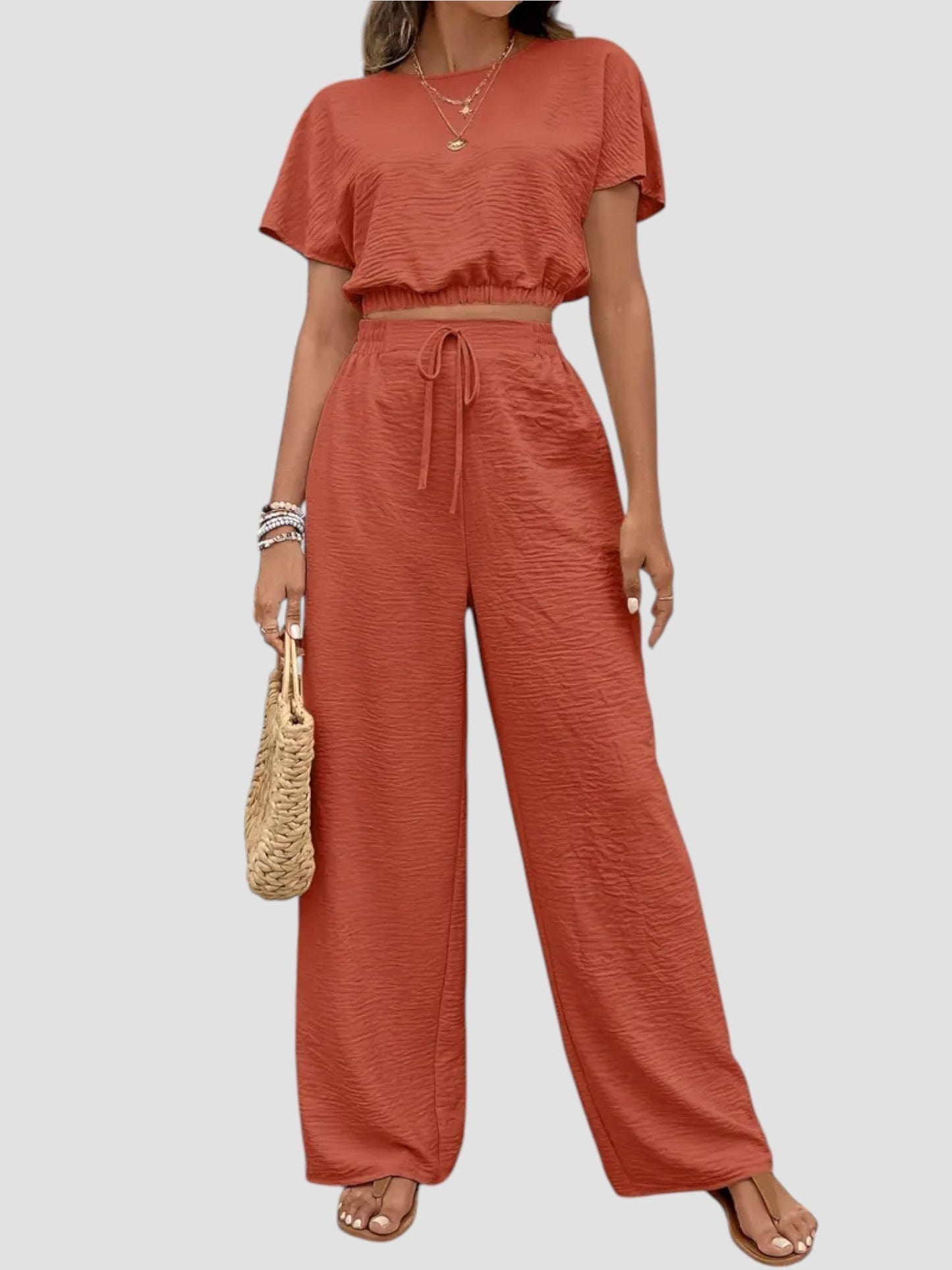 Conjunto con top fluido y pantalón amplio